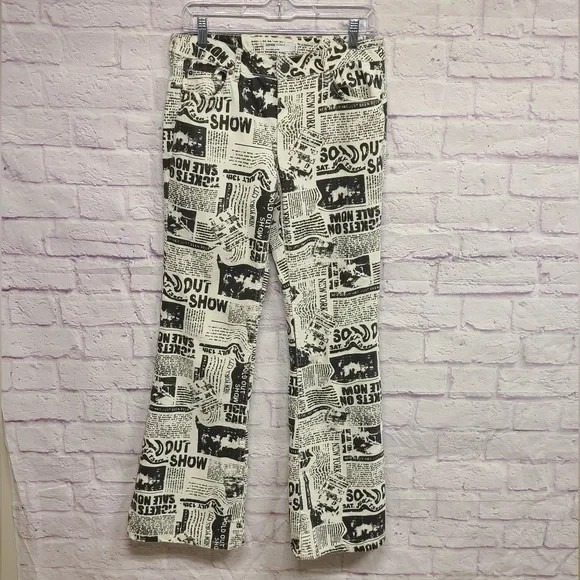 Garage White And Black Flare Pants With Bold Graphic Print Womens Size 5/27